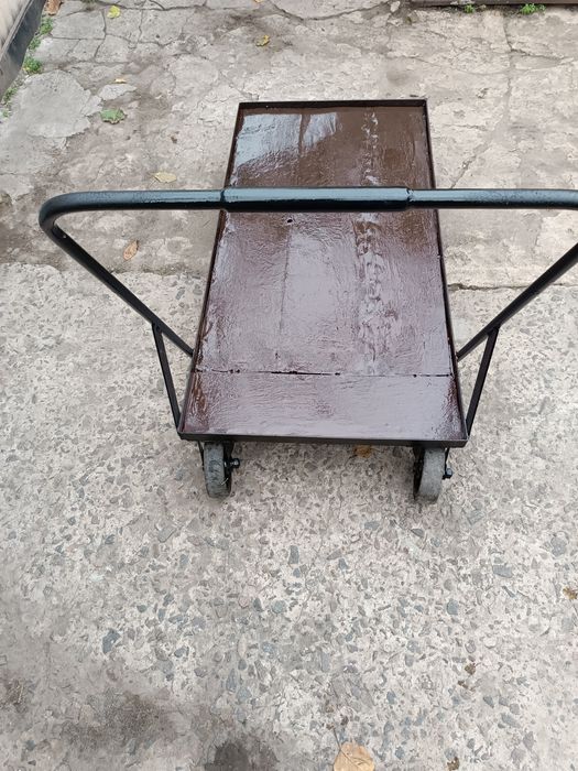 Продається тачка з двома поворотними колесами.