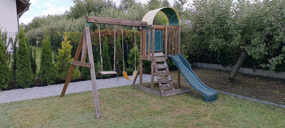 Plac zabaw dla dzieci huśtawka domek zjeżdżalnia piaskownica