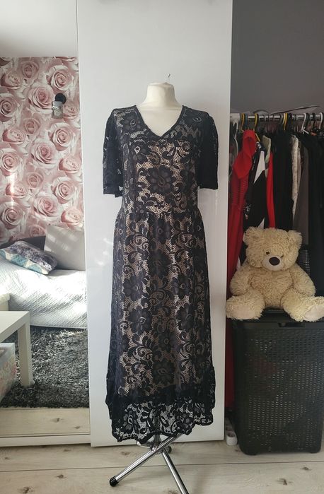 Czarna koronkowa sukienka midii na beżowej podszewce 46