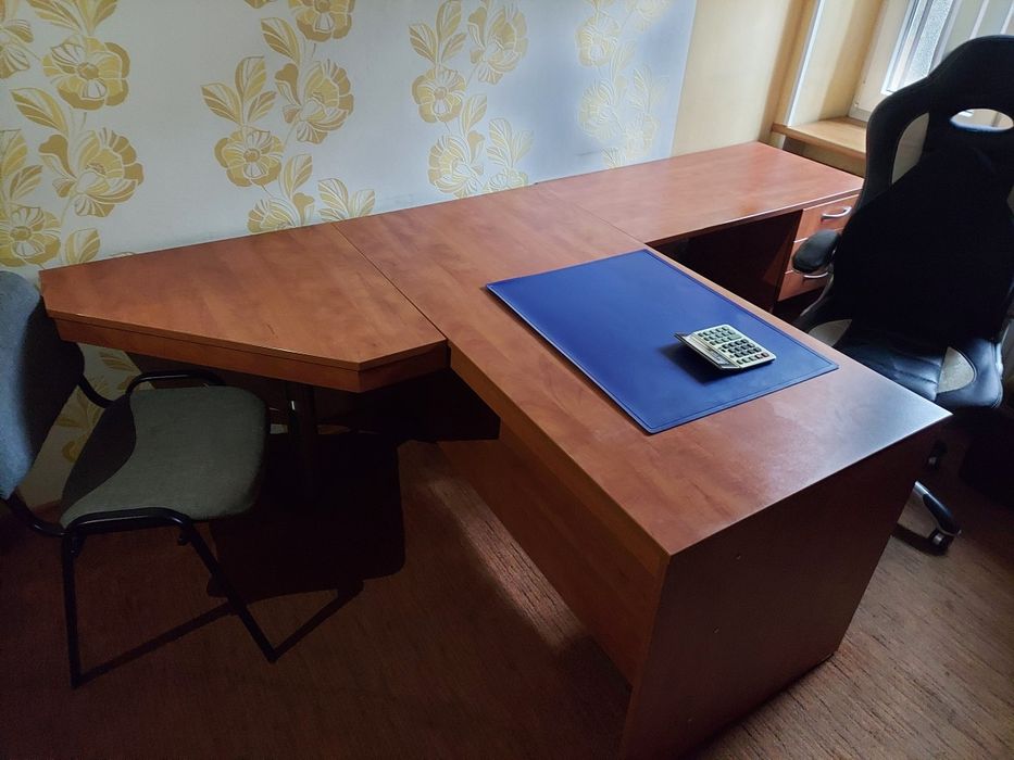 Biurka/ stoły sklepowe/ biurowe