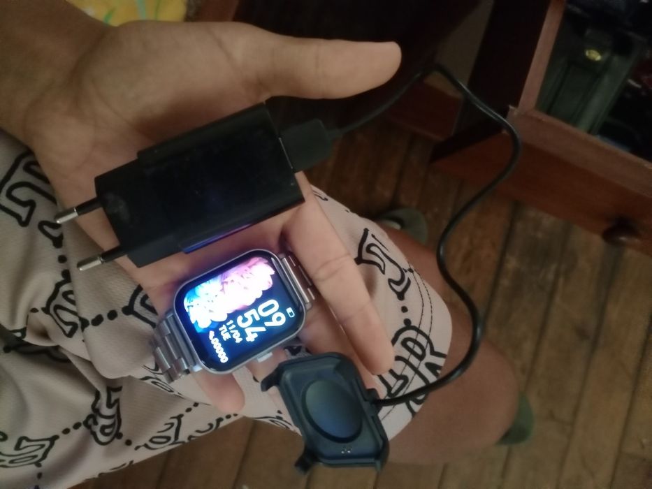 Relógio smartwatch e carregador
