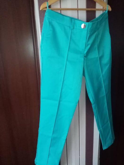 Костюм двойка з оригінальною брошкою