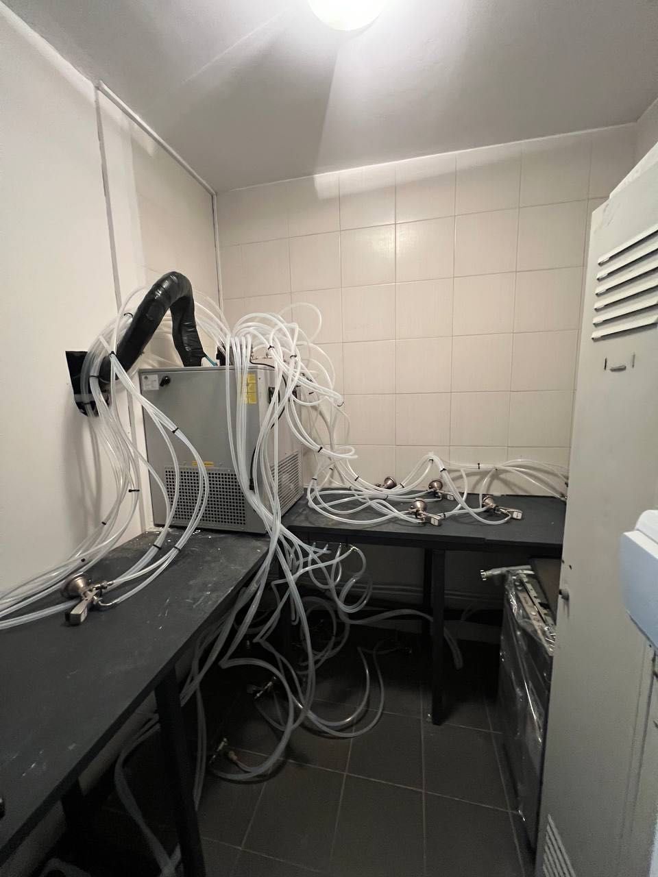 Chłodziarka do rozlewu napojów na 20 rodzajów.