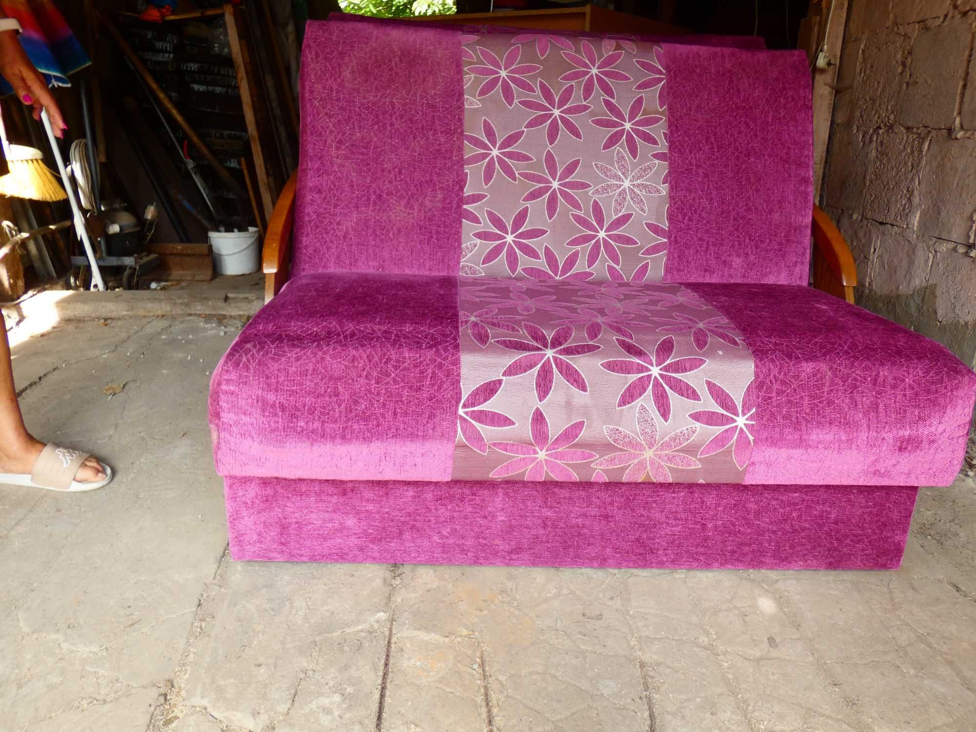Łóżko-sofa koloru różowego