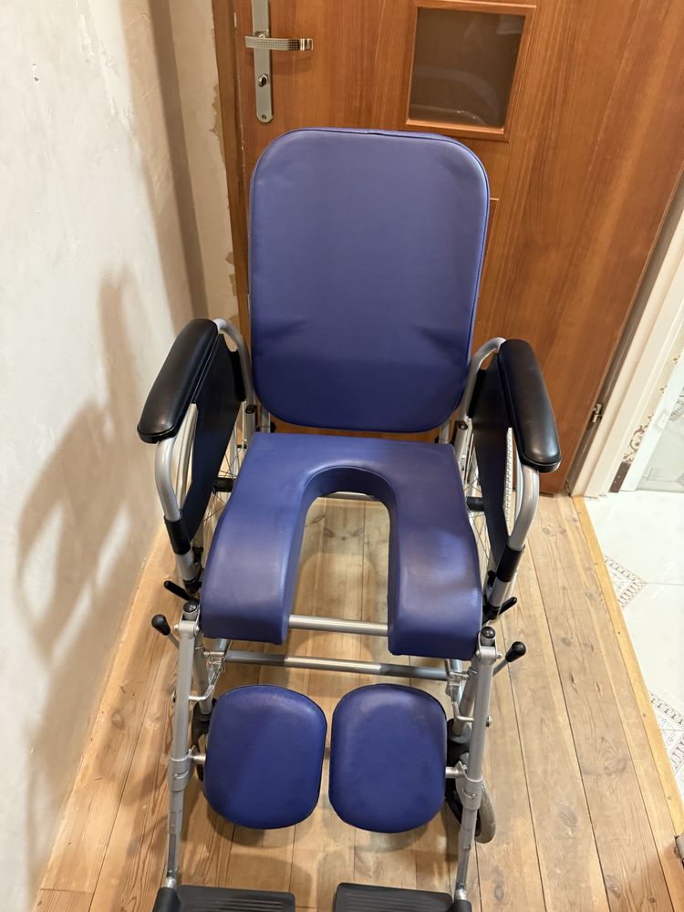 Wózek specjalny Vermeiren 9300 dla osoby z niepełnosprawnością.