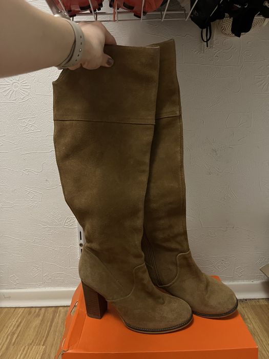 Замшеві бежеві чоботи