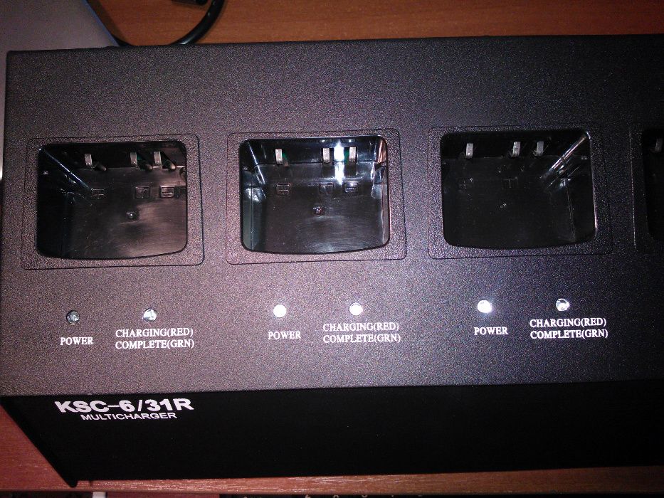 Зарядное устройство KSC-6/31R для радиостанций Kenwood.