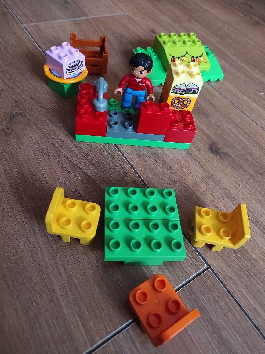 Elementy sklepu, sprzedawca, kasa, bułka, tort LEGO Duplo
