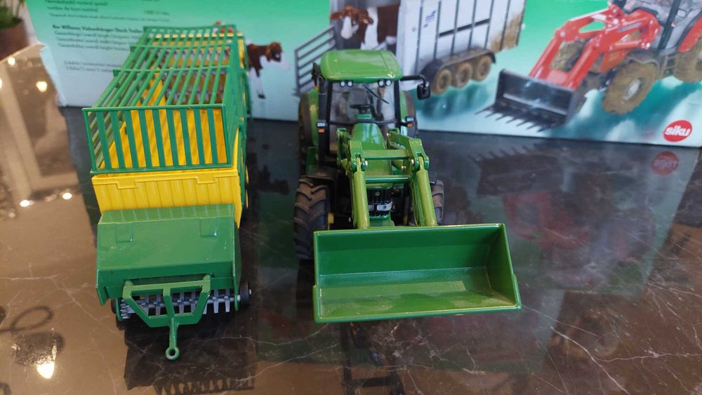 Siku 3652 Traktor John Deere 6920s z przyczepą samo załadowczą 1:32
