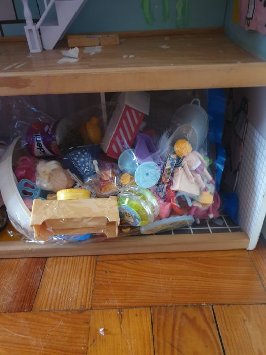 Casa e bonecos e carro Barbie.