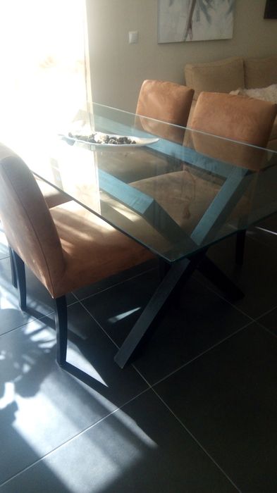 NOVO PRECO  Uma mesa com tampo  de vidro e 4 cadeiras.