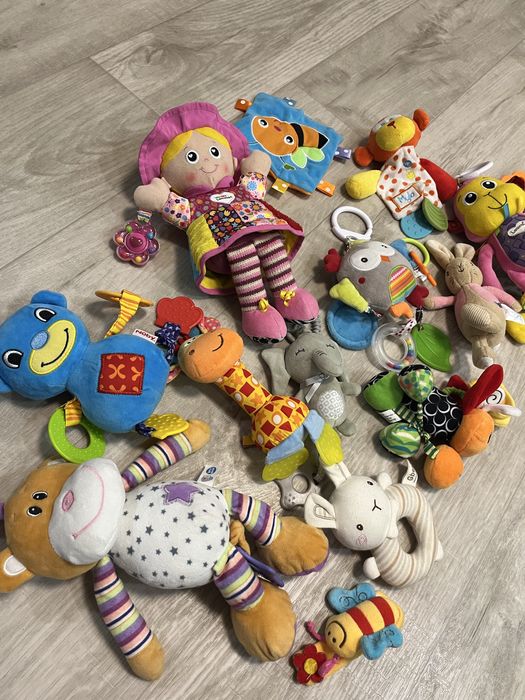 Лот іграшок для найменших