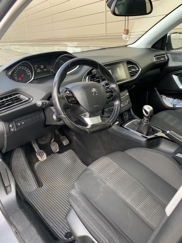 Продам Peugeot 308 2015року