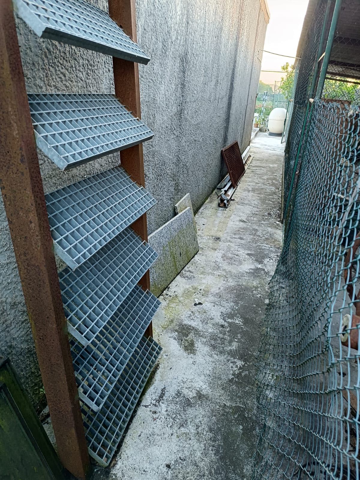 Escada de ferro com degraus antiderrapantes
