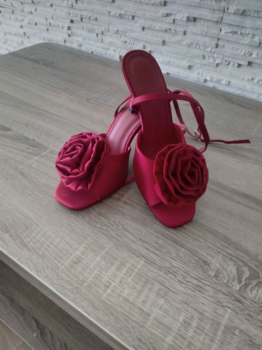 Buty na obcasie mohito czerwone z różą