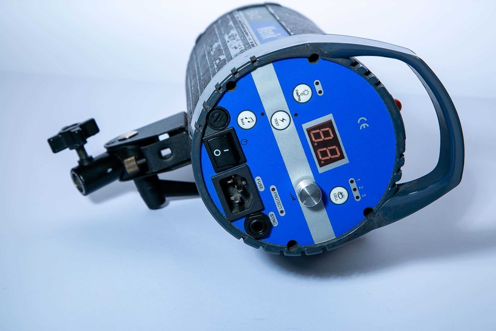 Продам фотовспышку  Menik SQ-400