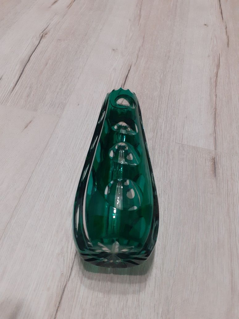 Masywny wazon kryształowy, zielony, zdobiony.