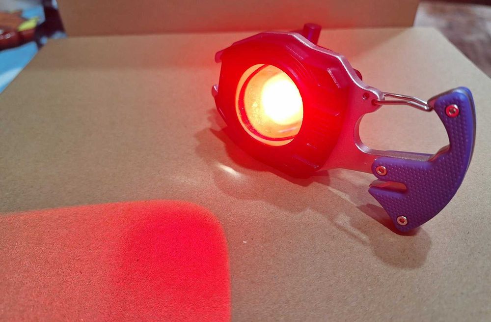 Брелок с зажигалкой и отвёртка и аккумуляторный