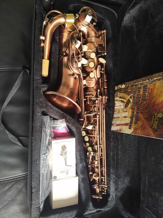 Saxofone alto em bronze vermelho. Novo em embalagem