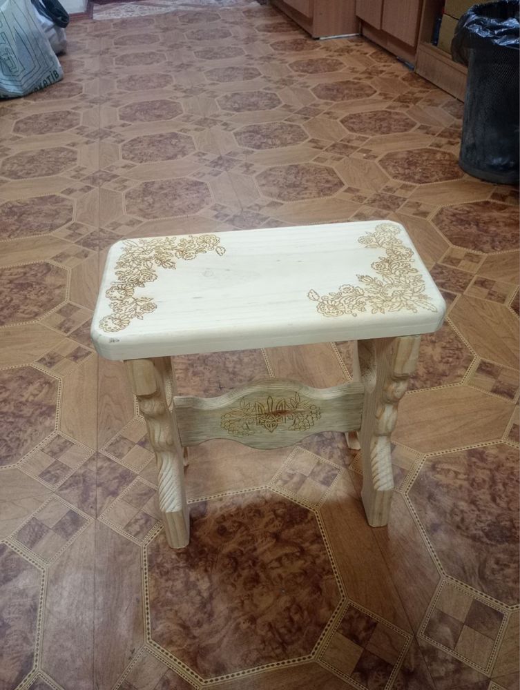Табурет деревʼяний