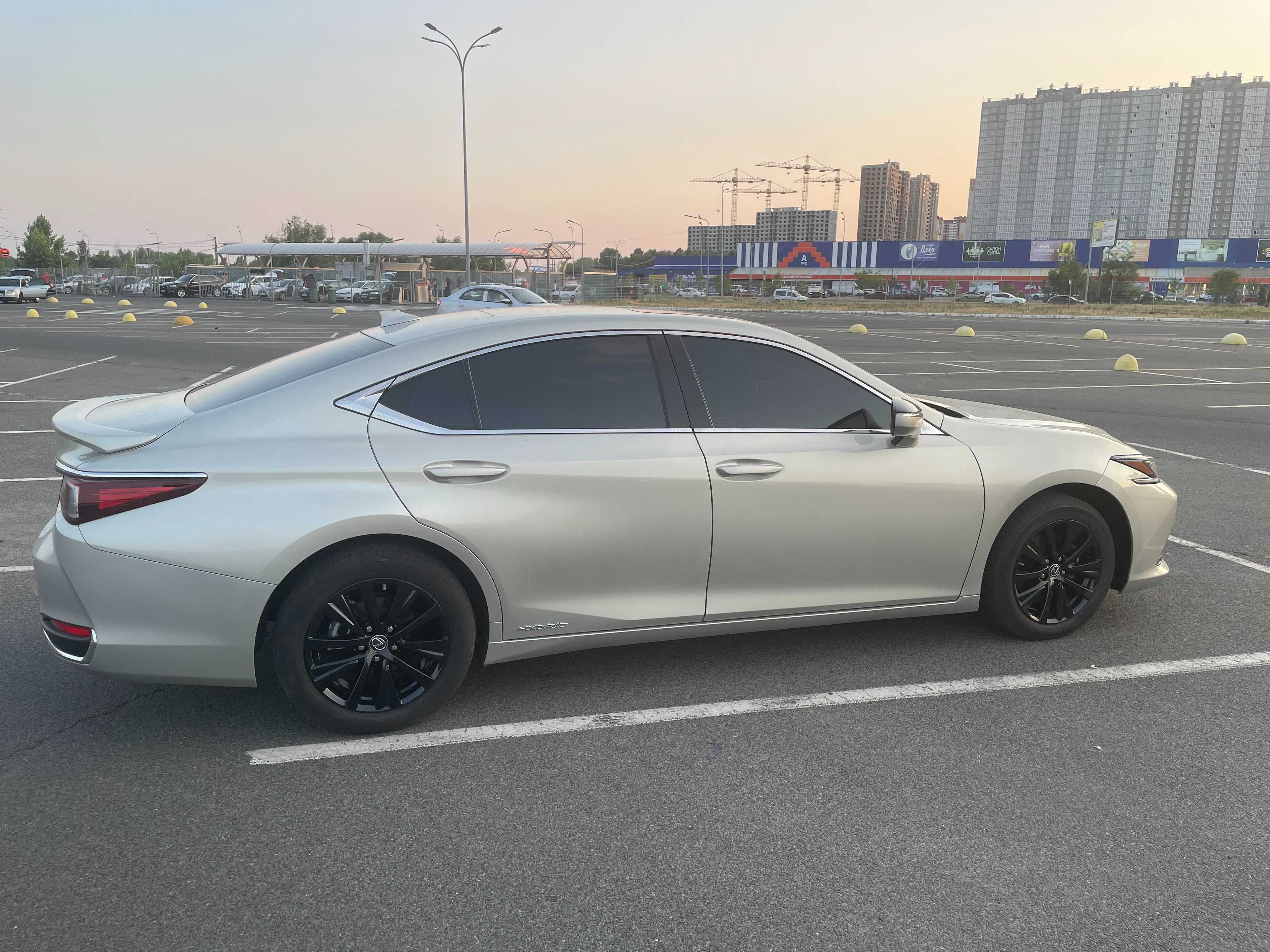 Продам шикарное авто Lexus ES 300h Hybrid Premium 2019