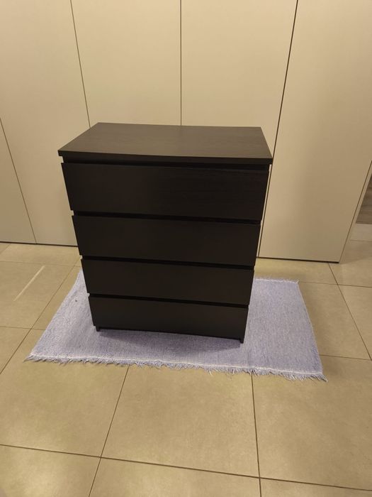 1 cama de solteiro com estrado, 1 roupeiro de 2 portas e 2 cómodas