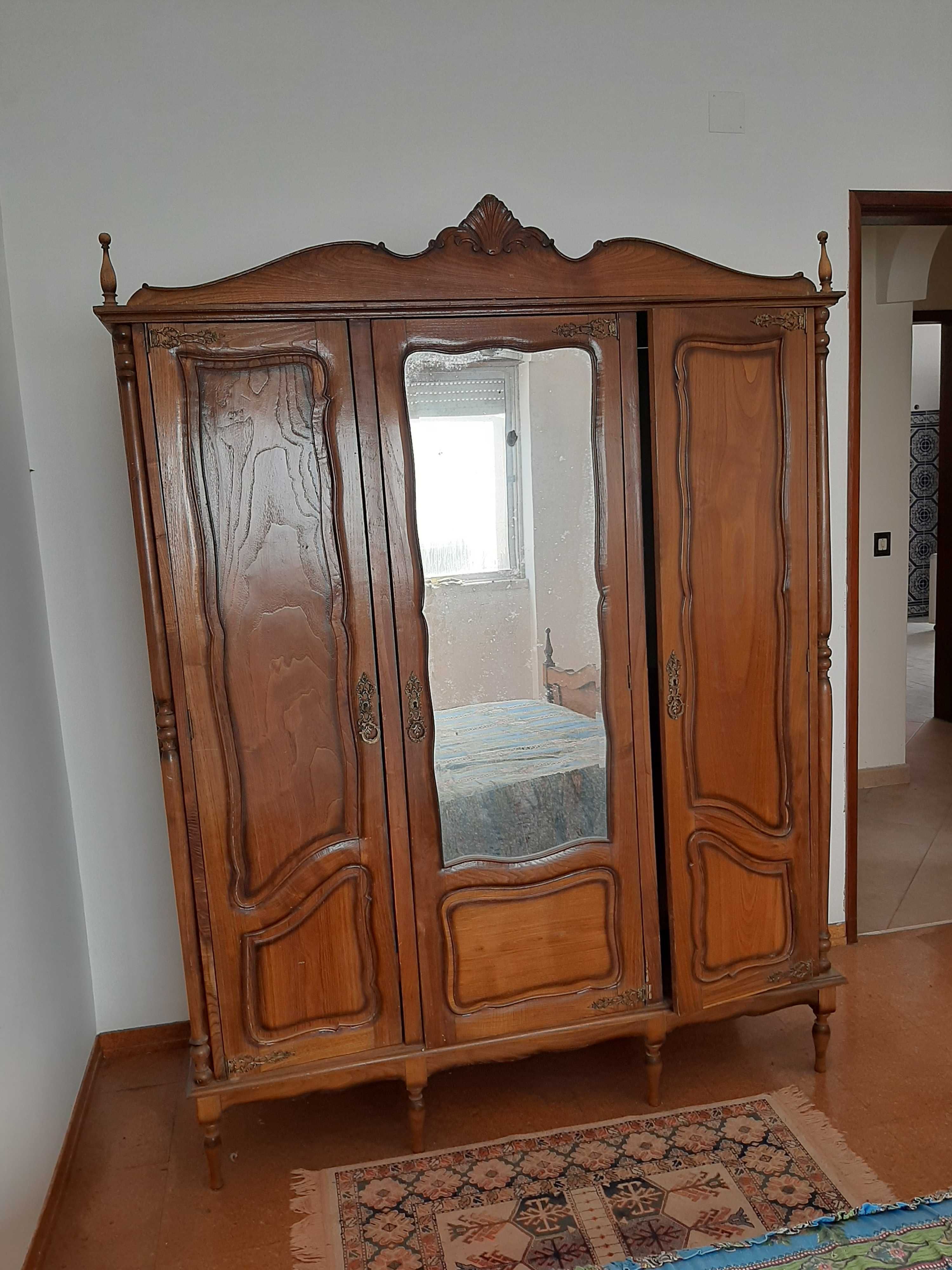 Roupeiro antigo estilo Queen Anne