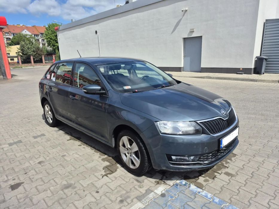 Skoda RAPID Skoda Rapid - fajne autko, pojemne, ekonomiczne.
