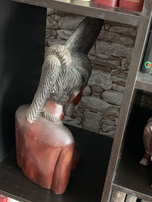 Estatua em madeira maciça
