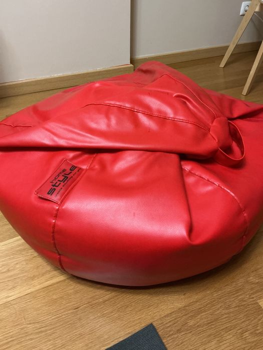 Puff vermelho em couro