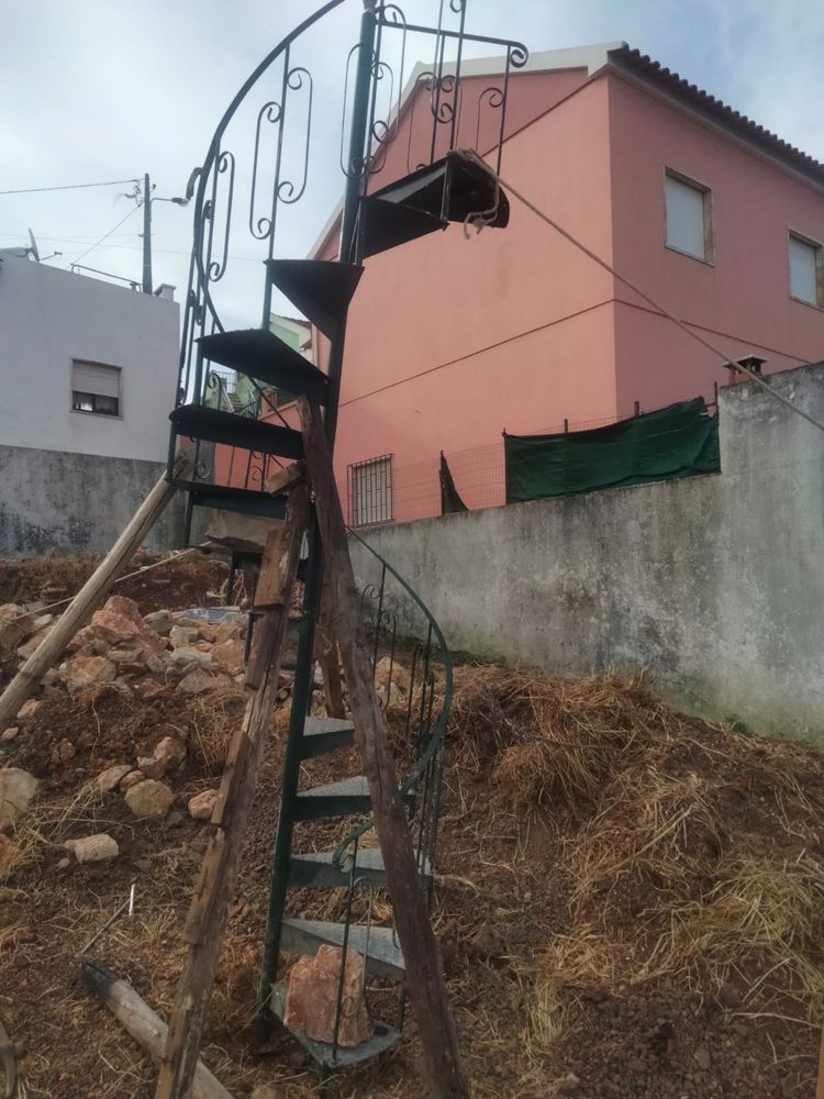 Escada em caracol ferro.