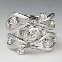 Elegancki pierścionek z ozdobnymi kryształkami
