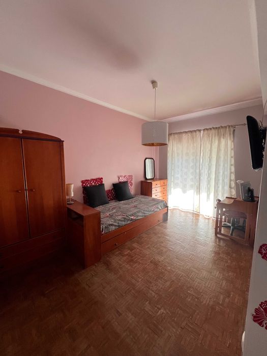 Apartamento T3 c/elevador no centro do Laranjeiro pronto a habitar!