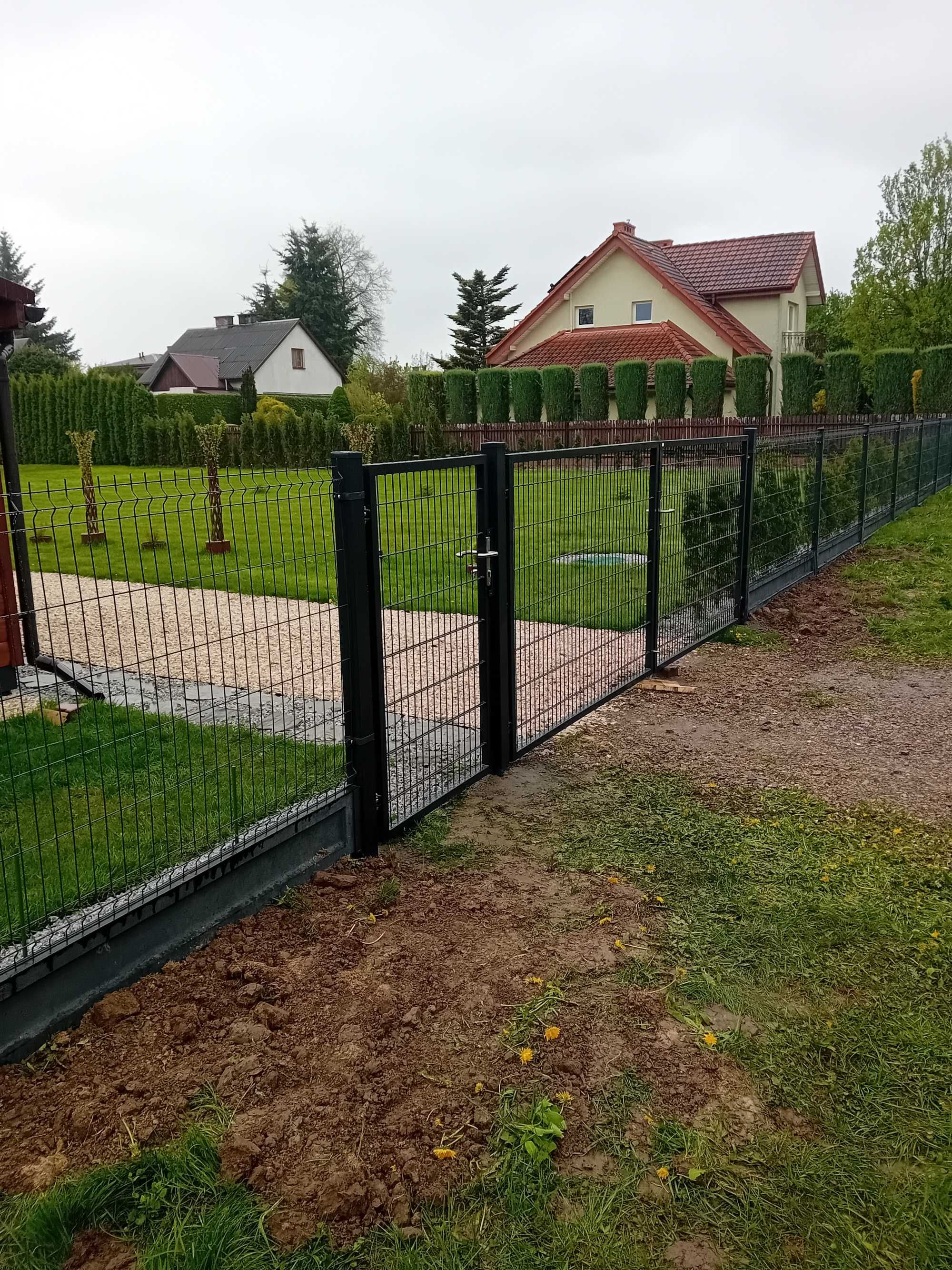 Montaż ogrodzeń z materialami panelowe
