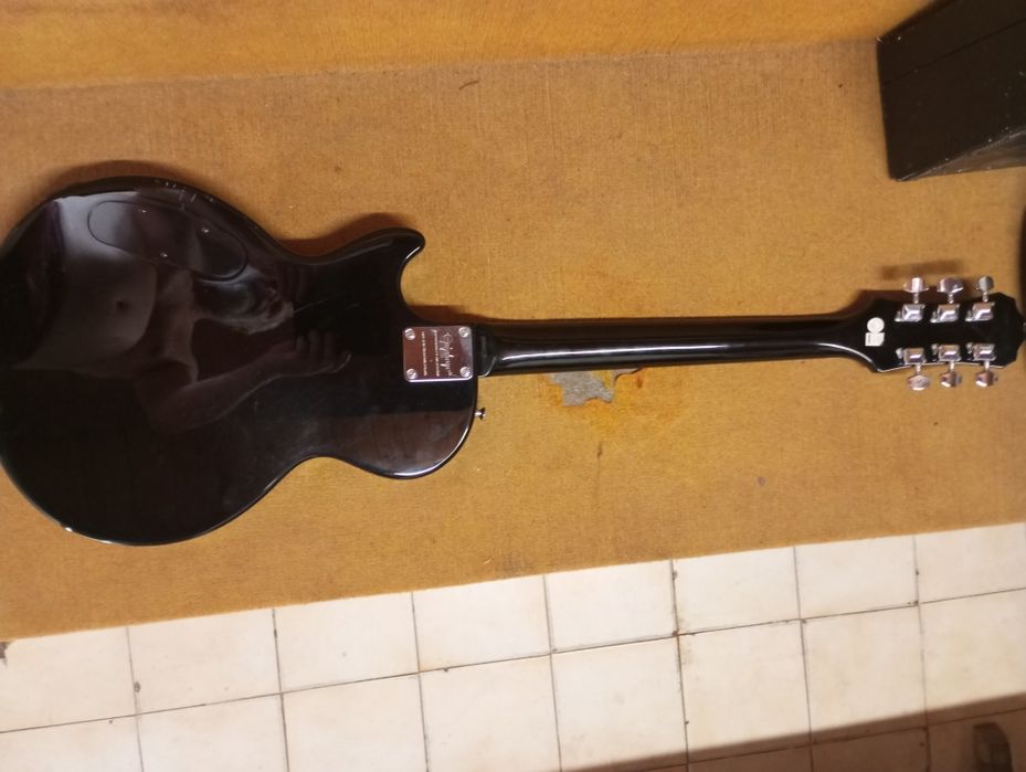 Guitarra elétrica bonita bom som