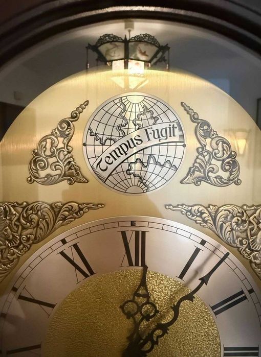 Relógio de Pendulo "Tempus Fugit" em madeira oriental