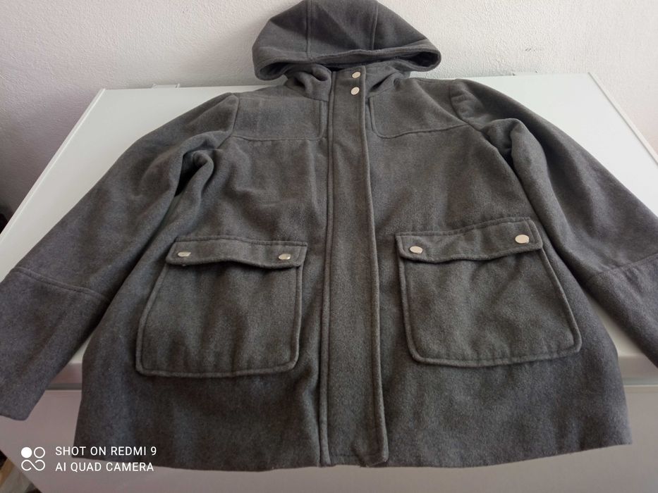 Casaco de inverno com capuz e bolsos, em cinzento - tamanho L (40)
