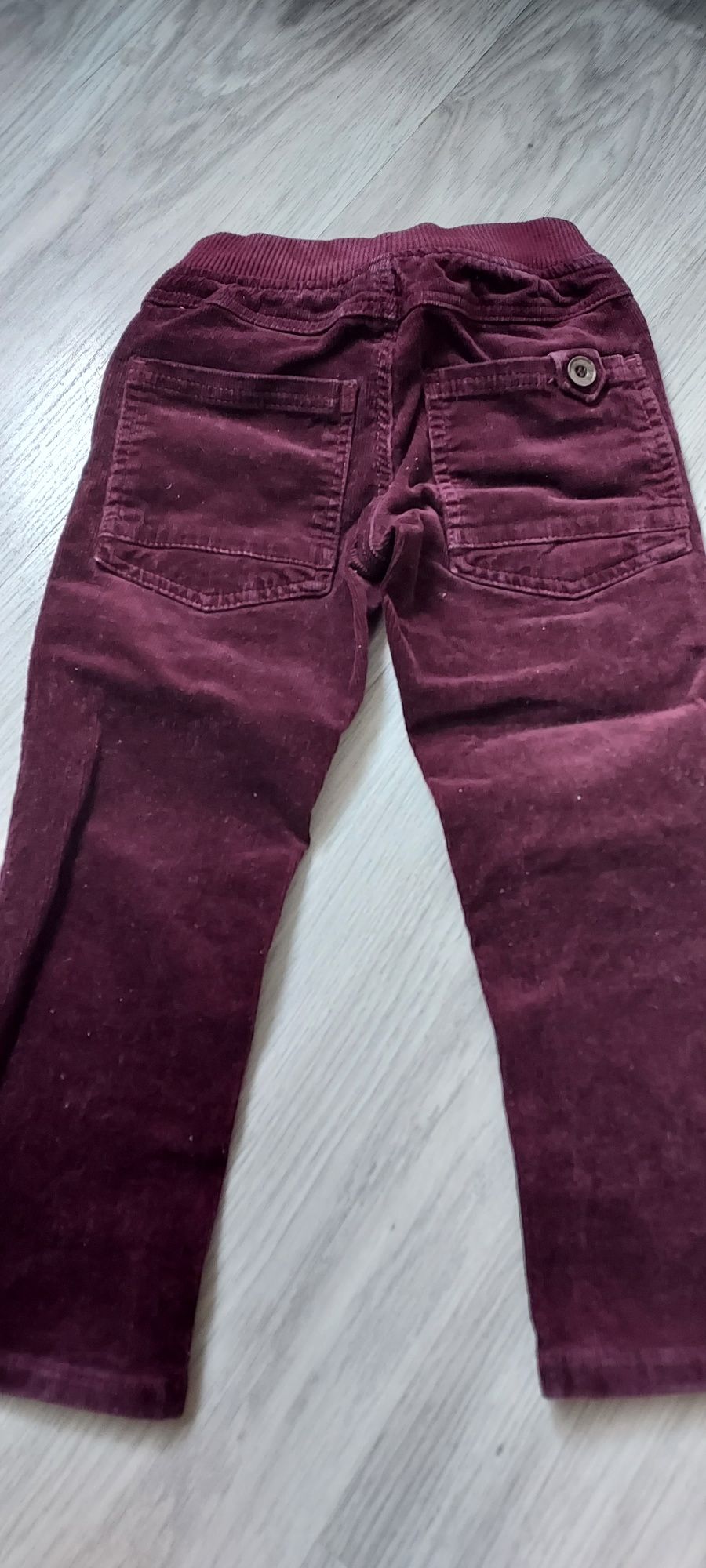 Sztruksowe spodnie r.104-110