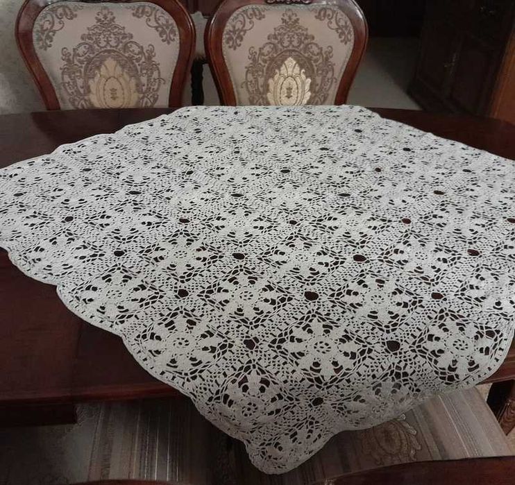 Obrus ręcznie wykonany z kordonka 105 cm x 105 cm