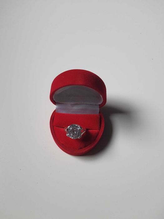 srebrny pierścionek z kamieniem