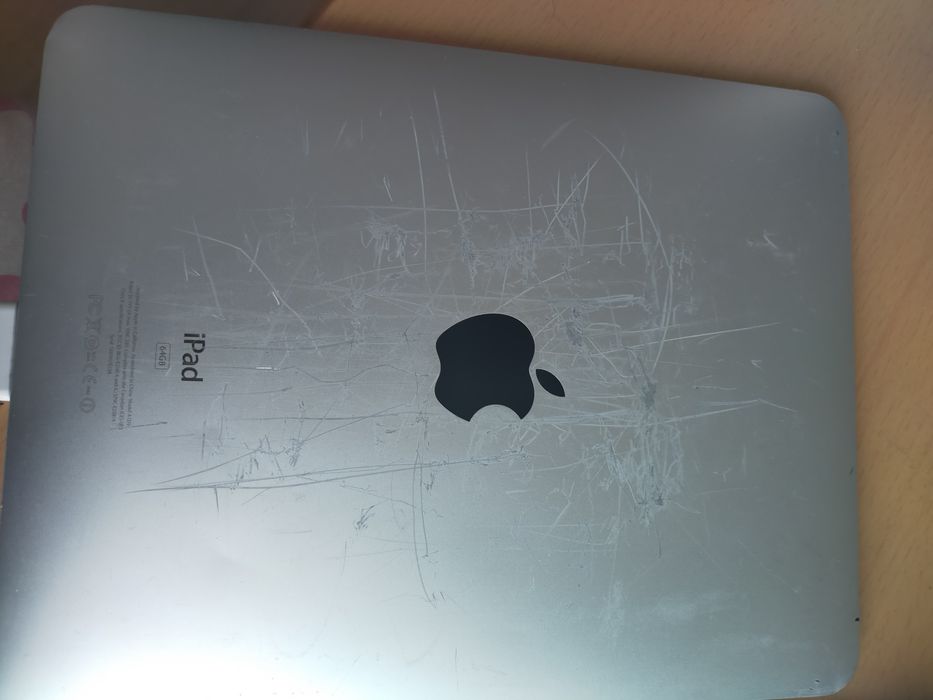Tablet  iPad 1 ,iPhone używany. Nikomu już nie rezerwuje .