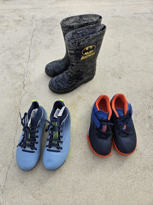 Chuteiras de futebol e botas T30 semi novas para criança.