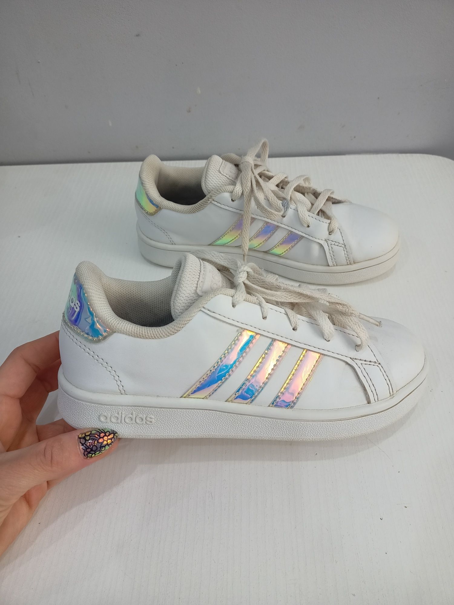 Buty sportowe Adidas rozmiar 31 1/2 dla dziewczynki hologramowe