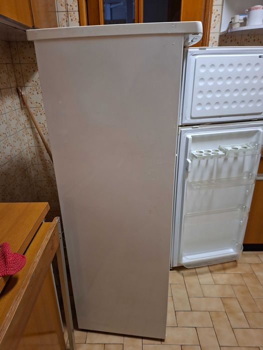 Frigorifico de 2 portas, da marca JOCEL, em bom estado