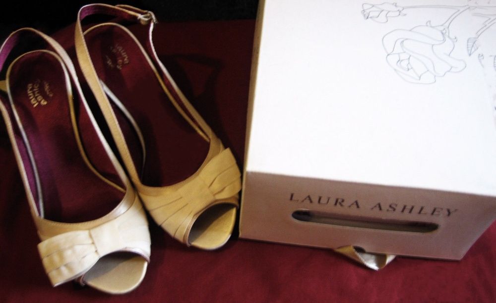 LAURA ASHLEY - Sapatos com laço