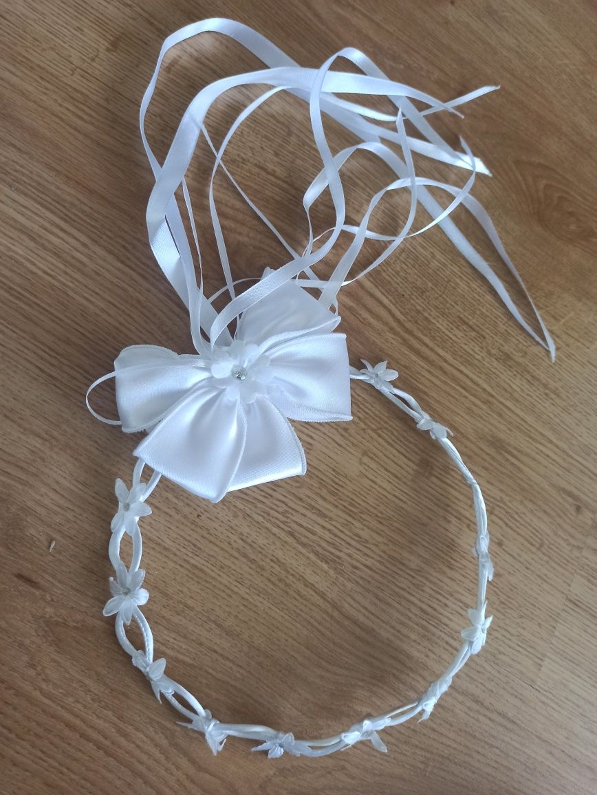 Buty komunijne i wianki.