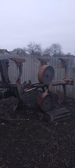 Плуг оборотний 3 корпусний