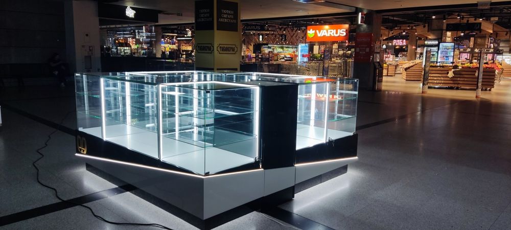 Витрина  торговая .меблі. Диван, крісло, стіл