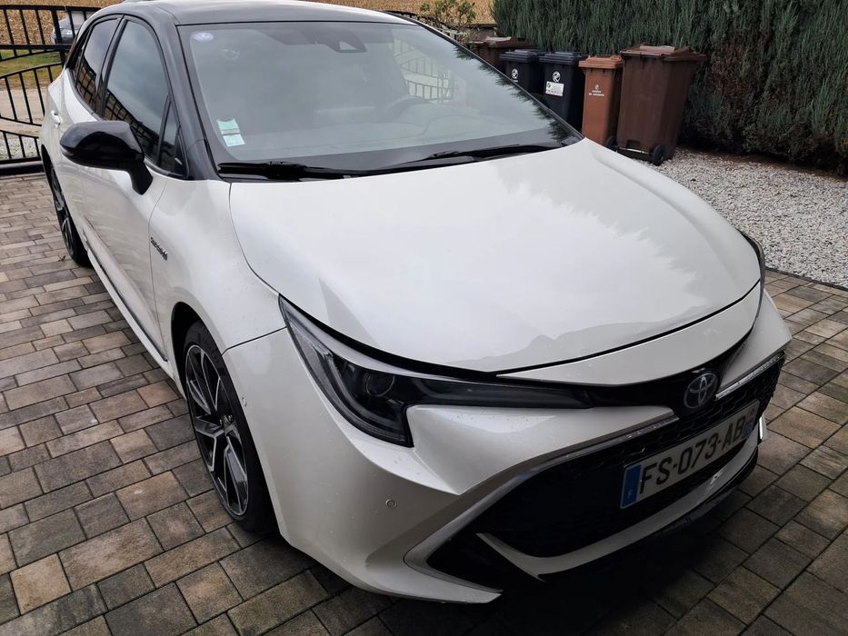 Toyota Corolla 2.0 hybryda 180km 78tys przebieg full wersja biala perla