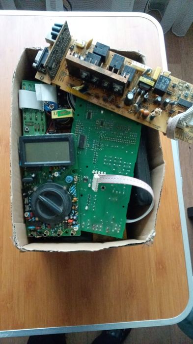 Ящик 3. Плати мультиметра, UPS, телефони, пульти, зарядки